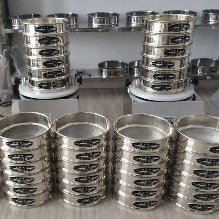 試驗篩采用SUS403不生銹材質，篩框壁厚0.6mm經久耐用不變形，可耐400°高溫，可用于無機，有機溶液。