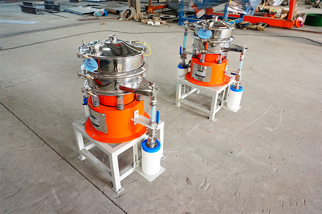 氣體保護(hù)不銹鋼振動篩 兩臺氣體保護(hù)振動篩側(cè)面展示圖